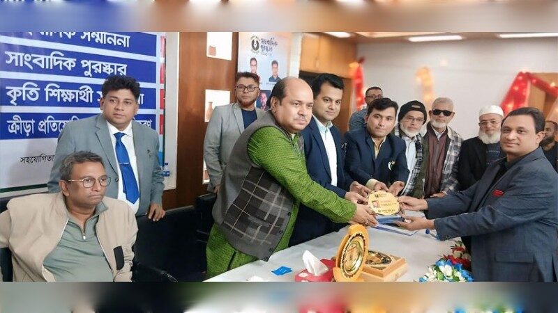 চাঁদপুর প্রেসক্লাবের সম্মাননায় ভূষিত বাংলাদেশের আলো সম্পাদক মফিজুর রহমান খান বাবু