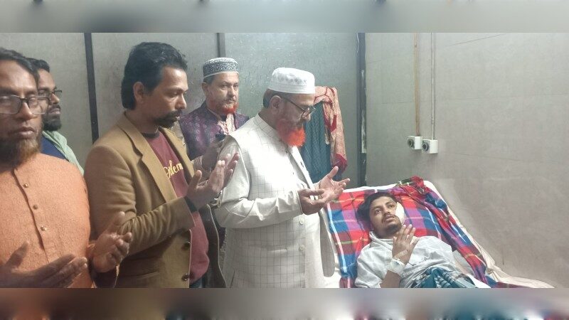 দুর্ঘটনায় আহত ছাত্রশক্তির নেতা সাজ্জাদকে হাসপাতালে দেখতে গেলেন অ্যাডভোকেট শাহজাহান মিয়া