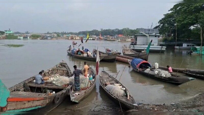 ইলিশ রক্ষায় মেঘনায় দুই মাস মাছ ধরা নিষিদ্ধ, জেলেদের জন্য ভিজিএফ সহায়তা