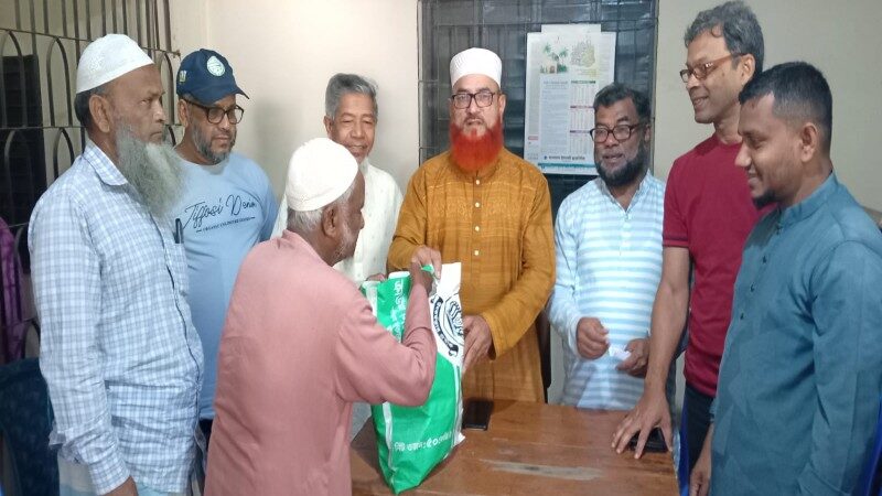 চাঁদপুর পৌরসভার ৪ নং ওয়ার্ডে ঈদ উপহার বিতরণ, অসহায়দের পাশে থাকার অঙ্গীকার অ্যাডভোকেট শাহজাহান মিয়ার