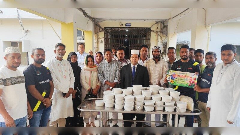 চাঁদপুর সরকারি হাসপাতালের রোগীদের মাঝে বড়স্টেশন কমিউনিটির ইফতার বিতরণ