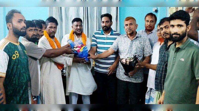 মহামায়া হানাফিয়া উচ্চ বিদ্যালয়ের সভাপতি ও অভিভাবক প্রতিনিধিকে বিএনপি নেতাকর্মীদের শুভেচ্ছা