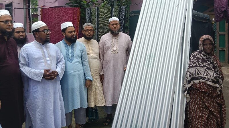 শাহরাস্তিতে অসহায় পরিবারের গৃহ নির্মাণে জামায়াতের টিন বিতরণ
