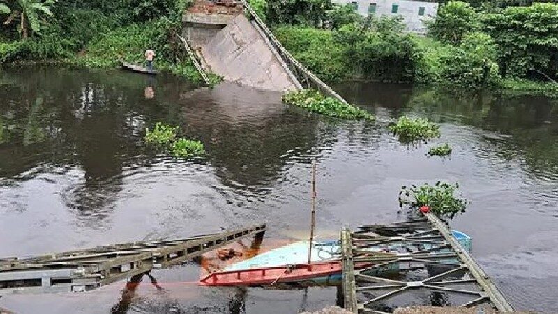 দাউদকান্দিতে বেইলি সেতু ধসে চাঁদপুরের সঙ্গে সড়ক যোগাযোগ বিচ্ছিন্ন