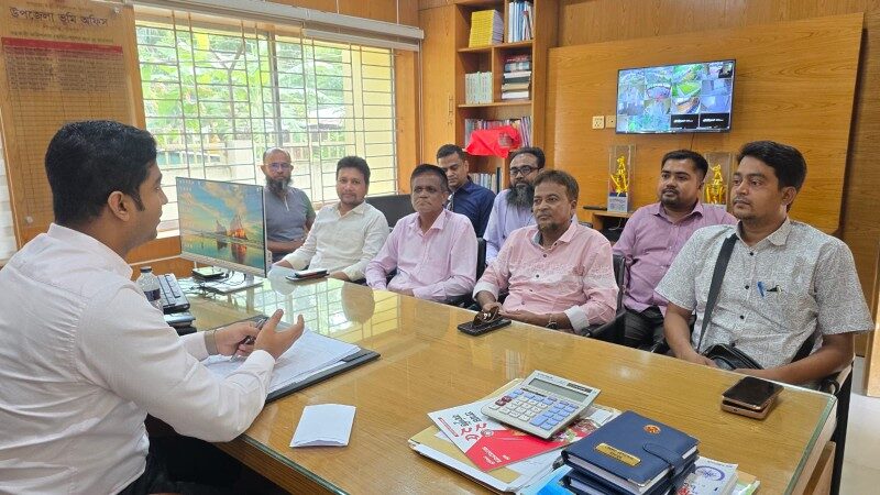 শাহরাস্তিতে নবাগত সহকারী কমিশনার (ভূমি) সামছুজ্জামানের সঙ্গে প্রেসক্লাব নেতৃবৃন্দের সৌজন্য সাক্ষাৎ
